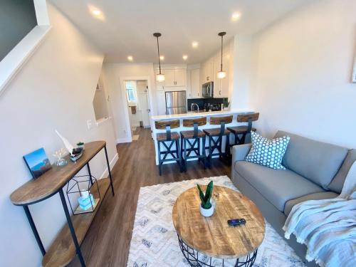 トラバースシティにあるDowntown Condo with roof patioのソファとテーブルのあるリビングルーム