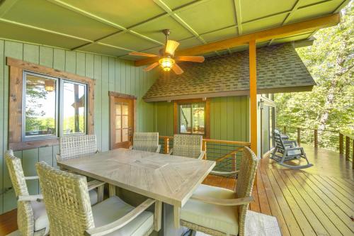 Imagen de la galería de Blue Ridge Pkwy View and Deck Brevard Home!, en Brevard