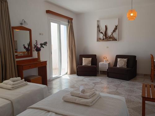 Ένα ή περισσότερα κρεβάτια σε δωμάτιο στο Studios Fokia Beach