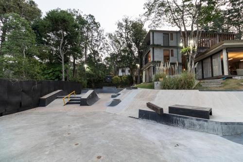 uno skate park con rampa per skateboard di fronte a un edificio di Blaze s SkateHouse Eco-spa e Refugio- Atibaia, SP ad Atibaia