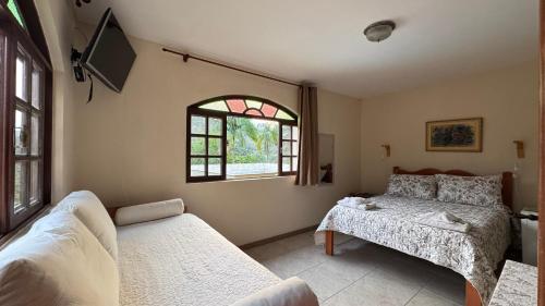 a living room with a couch and a window at Espaço Vida Mury - Casa Mara in Nova Friburgo