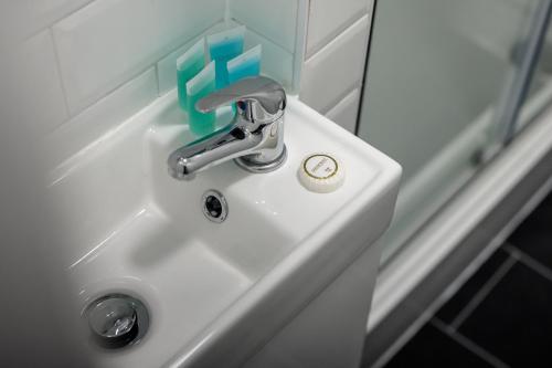 Anfield Cosy Stays - Close to Stadium - Sleeps 14 photo 40