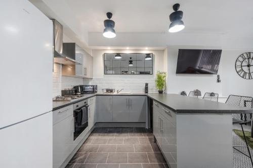 Anfield Cosy Stays - Close to Stadium - Sleeps 14 photo 19
