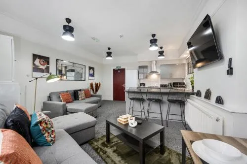 Anfield Cosy Stays - Close to Stadium - Sleeps 14 photo 1