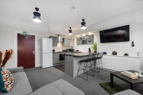 Anfield Cosy Stays - Close to Stadium - Sleeps 14 photo 12