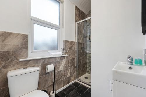 Anfield Cosy Stays - Close to Stadium - Sleeps 14 photo 18