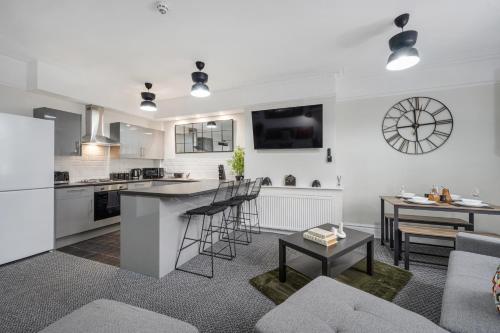 Anfield Cosy Stays - Close to Stadium - Sleeps 14 photo 11