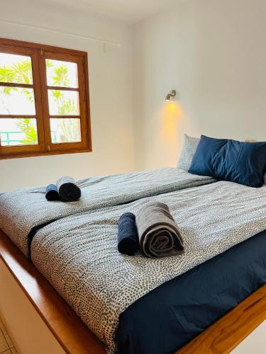 a bedroom with a bed with towels on it at Juwel des Meeres Nudist Place FKK Complejo Nudista - Charco del Palo - in Charco del Palo