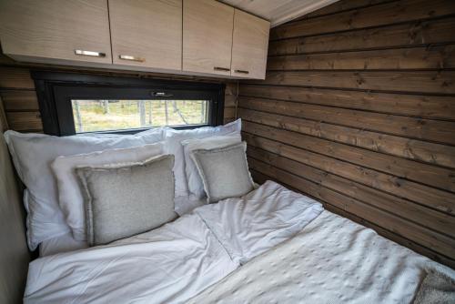 アカスロンポロにあるLapland Riverside Cabin 4 HILLA , Ylläs, Tiny Home with Sauna, Fireplace, Terrace, BBQ, Wifi, Ski, Fishing, Pets OKの小さな家のベッド
