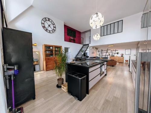 Il comprend une grande cuisine équipée d'une cuisinière et d'un comptoir. dans l'établissement Loft en Champagne proche Reims, à Courcy