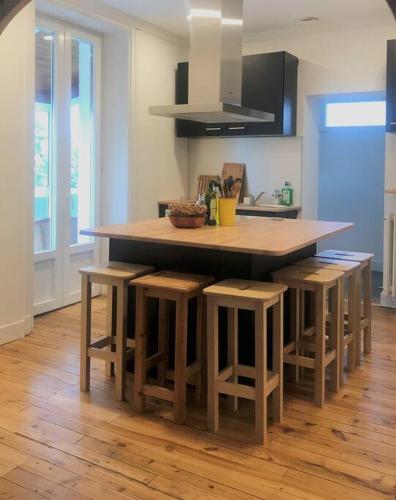 une cuisine avec un îlot avec des tabourets et un comptoir dans l'établissement Bel appartement avec vue, à Hendaye