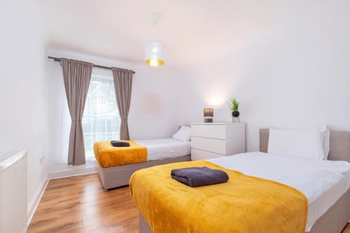 Postel nebo postele na pokoji v ubytování Monthly Stays Deals 2BR Sleeps 4 Parking close to Ely by Trinity Stays Short Term Lets & Serviced Accommodation Ely
