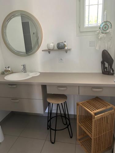 une salle de bain avec un lavabo et un miroir dans l'établissement Villa A Casa Leo baie Porto Vecchio piscine privée chauffée à 5 min des plages de Palombaggia Santa Giulia, à Porto-Vecchio