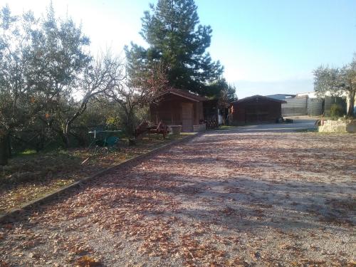a dirt road with a house in the background at Il Casale della Quercia in Assisi