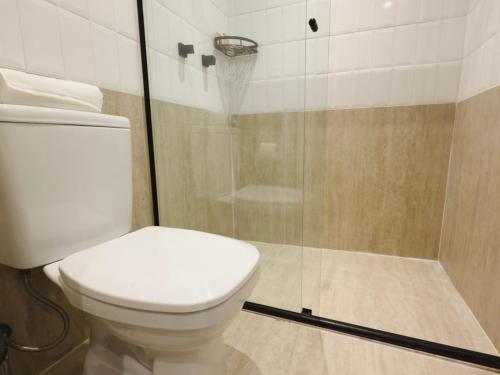 a bathroom with a toilet and a shower at Apê Brás - Shopping Plaza Polo in Sao Paulo