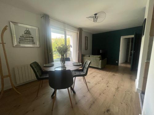 une salle à manger avec une table et des chaises dans l'établissement sublime appartement, à Niort