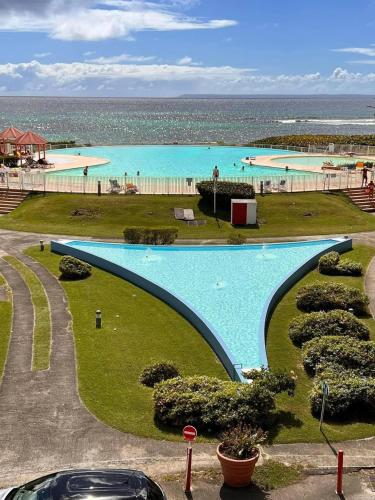 Bazén v ubytování Couleur Caraïbes nebo v jeho okolí