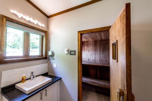 Dapur atau dapur kecil di Chalets Lac à la Truite