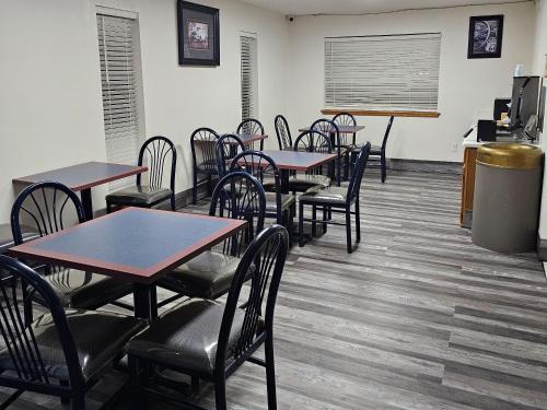 een eetkamer met tafels en stoelen en een podium bij Rodeway Inn Tucumcari in Tucumcari
