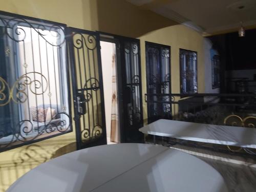 una mesa frente a una ventana de hierro forjado en Résidence Wansi, en Yaoundé
