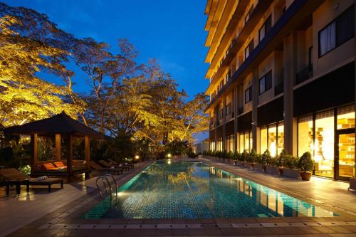 een zwembad in het midden van een gebouw bij Axia South Cikarang Service Apartment in Cikarang