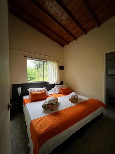 Postel nebo postele na pokoji v ubytování Yarumito Finca Hotel l Cabaña Lirio