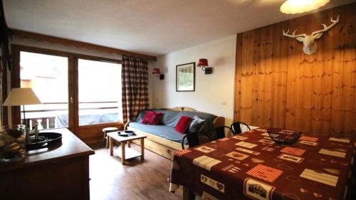 Cette chambre comprend un lit, un canapé et une table. dans l'établissement Résidence Dame Blanche - DBA311 - APPT 1 CHAMBRE + CABINE - BALCON - 6 PERSONNES MAE-6451, à Narreyroux