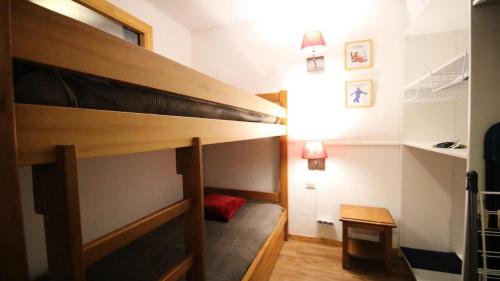 Cette petite chambre comprend des lits superposés et un bureau. dans l'établissement Résidence Dame Blanche - DBA311 - APPT 1 CHAMBRE + CABINE - BALCON - 6 PERSONNES MAE-6451, à Narreyroux