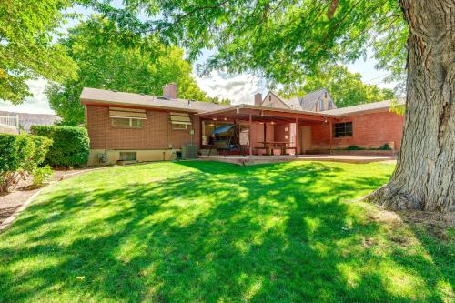 シーダーシティにある27 Mi to Zion Home with Backyard in Cedar City!の木のある広い庭のある家