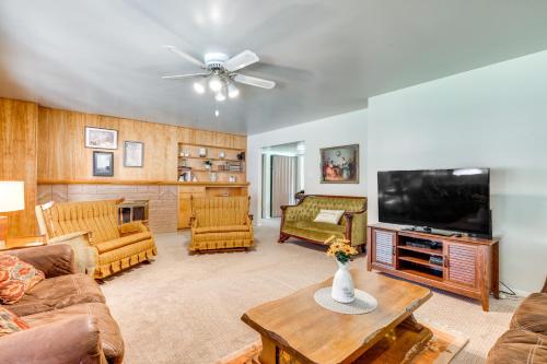 シーダーシティにある27 Mi to Zion Home with Backyard in Cedar City!のソファとテレビのあるリビングルーム