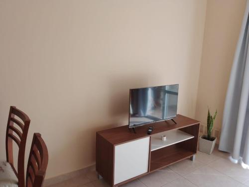 a flat screen tv sitting on top of a cabinet at Rivera Este in Colón