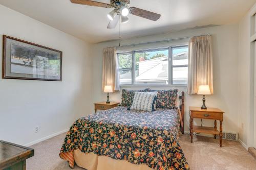 ein Schlafzimmer mit einem Bett und einem Fenster mit zwei Lampen in der Unterkunft 27 Mi to Zion Home with Backyard in Cedar City! in Cedar City