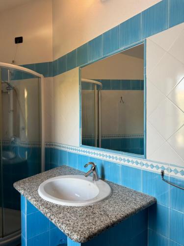 a bathroom with a sink and a mirror at My Tiffany Rooms in Tanaunella