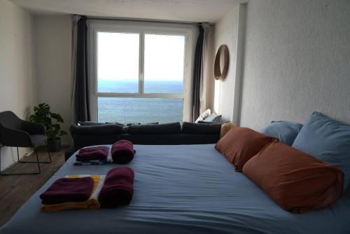 Katil atau katil-katil dalam bilik di Amazing Cosy Studio with Ocean View & Pool