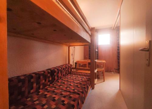 une chambre avec une rangée de chaises et une table dans l'établissement Résidence Roches Blanches G - ROCHES BLANCHES 35 MAE-6571, à Valmorel