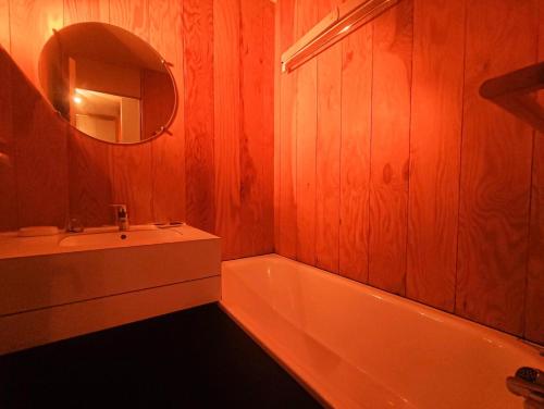 une salle de bain avec une baignoire, un lavabo et un miroir dans l'établissement Résidence Roches Blanches G - ROCHES BLANCHES 35 MAE-6571, à Valmorel