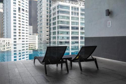 zwei Stühle auf einem Gebäude in der Unterkunft One Bukit Ceylon Bukit Bintang in Kuala Lumpur