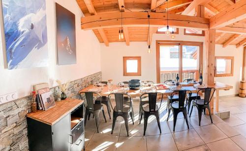 Restaurace v ubytování Résidence Le Bettex - Charmant Chalet de village à 300m des pistes MAE-8721