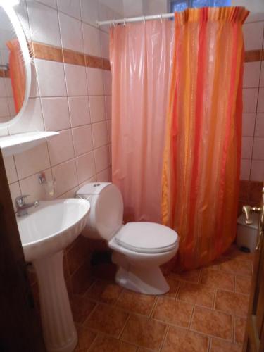 Ένα μπάνιο στο Elatos Rooms