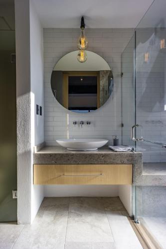 a bathroom with a sink and a mirror at HERMOSO Departamento Boutique en Centro de Puebla in Puebla