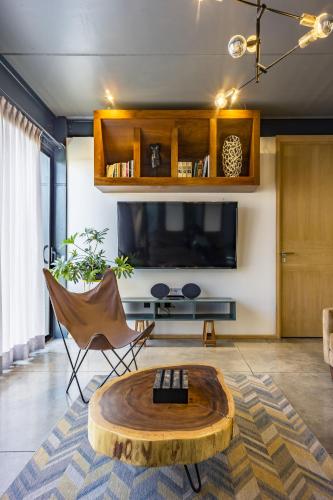 a living room with a coffee table and a tv at HERMOSO Departamento Boutique en Centro de Puebla in Puebla