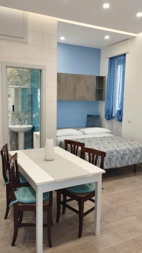 a room with a table and chairs and a bed at Al GeChiGiù in Bacoli