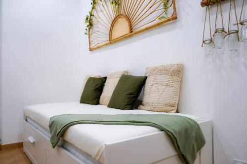 un lit avec des oreillers dessus dans une chambre dans l'établissement Le Verger des Papes, à Avignon