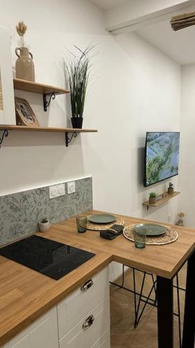 une cuisine avec une table avec deux assiettes dessus dans l'établissement Le Verger des Papes, à Avignon