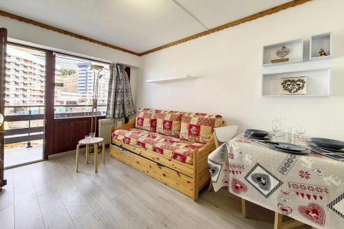 une chambre avec un lit, une table et une fenêtre dans l'établissement Résidence Oisans - Studio agréable · Skis aux pieds · Balcon MAE-3394, aux Menuires