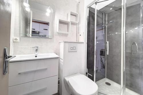 La salle de bains est pourvue d'un lavabo et d'une douche. dans l'établissement Résidence Oisans - Studio agréable · Skis aux pieds · Balcon MAE-3394, aux Menuires
