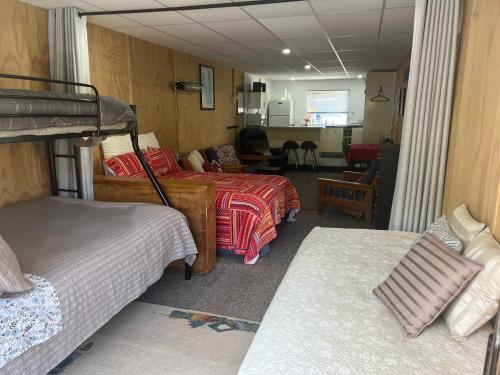 Una cama o camas en una habitación de Catch & Relax