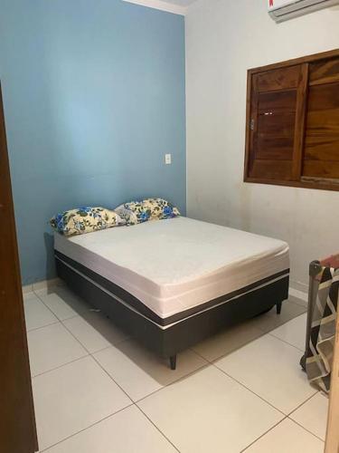 a bed in the corner of a room at Casa Cactos in Piranhas