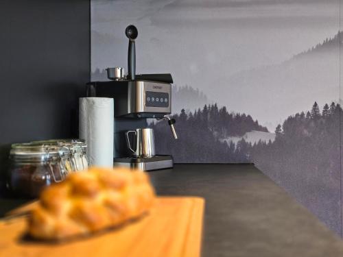 a kitchen with a coffee maker on a counter at LK Mountain Residence segmenty z prywatnym jacuzzi i widokami na góry i jezioro in Falsztyn