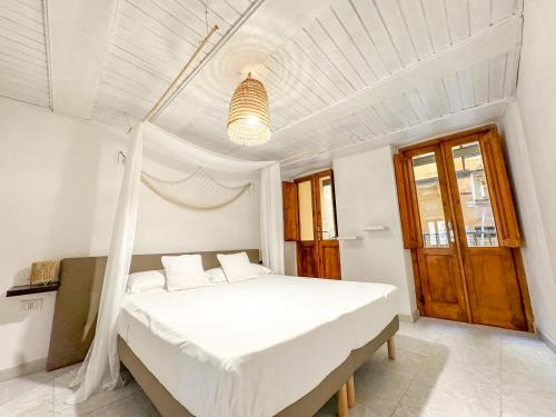 Postel nebo postele na pokoji v ubytování Kalma - at the picturesque Via Stretta